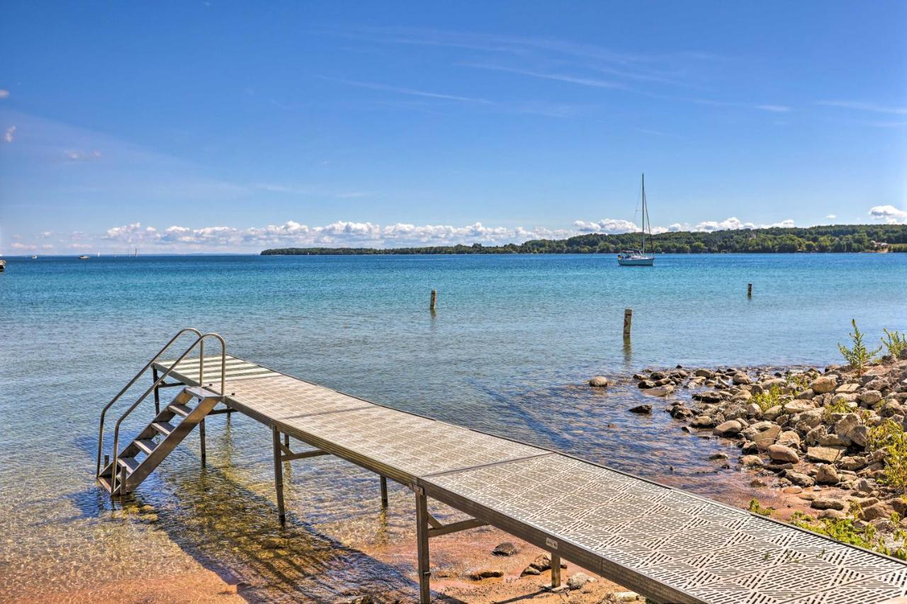 Quaint Studio With Shared Beach Walk To Suttons Bay Exterior foto