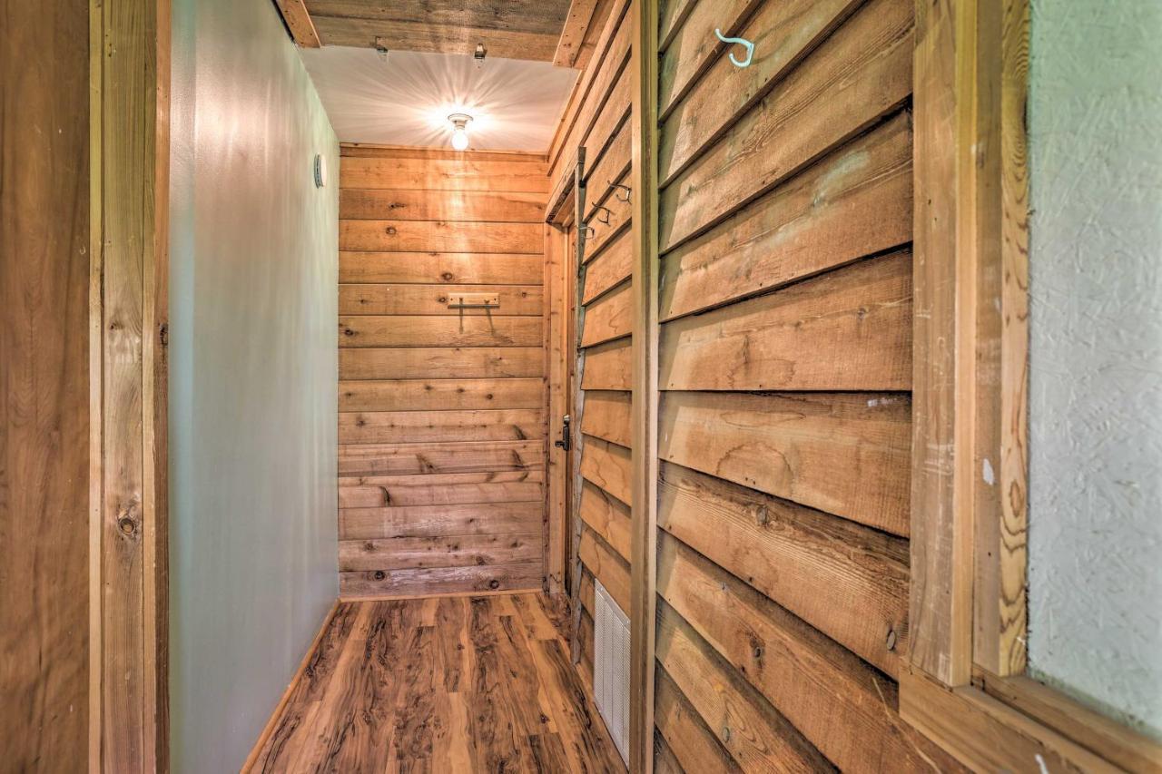 Quaint Studio With Shared Beach Walk To Suttons Bay Exterior foto