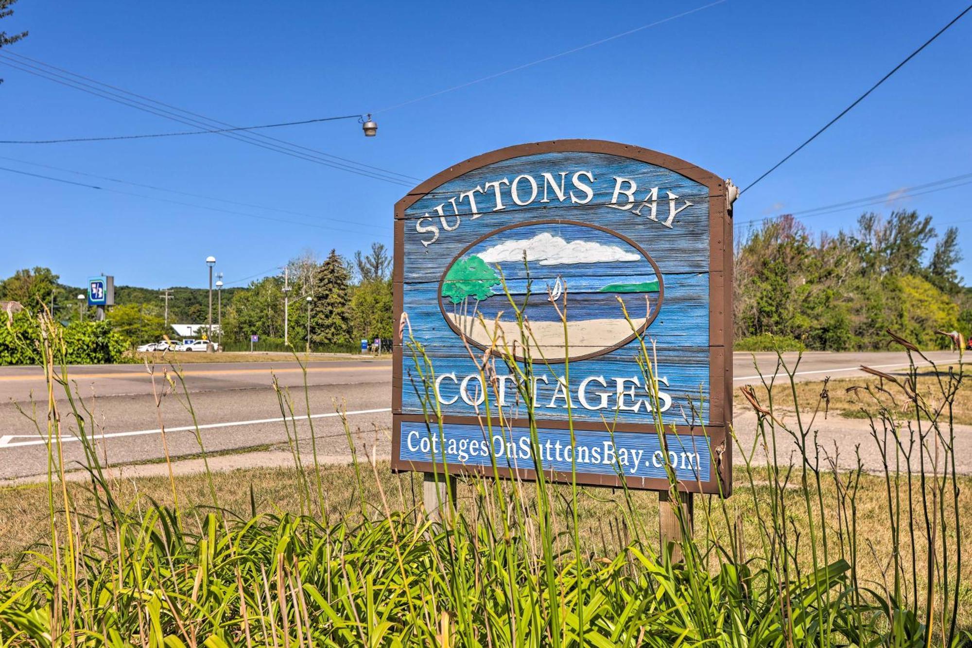 Quaint Studio With Shared Beach Walk To Suttons Bay Exterior foto